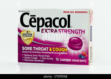 MINNEAPOLIS, MN, USA - 23. AUGUST 2023: Cepacol Mixed Berry Throat Lutschtabletten und Markenlogo. Stockfoto