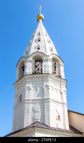 Glockenturm der Kathedrale der Geburt der Heiligen Jungfrau in der Geburt Bobrenev Kloster. Bezirk Kolomna, Region Moskau, Russland Stockfoto