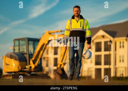 Baumeister auf Baustelle. Bauleiter im Helm. Männlicher Bauingenieur. Architekt auf einer Baustelle. Handwerker im Schutzhelm. B Stockfoto