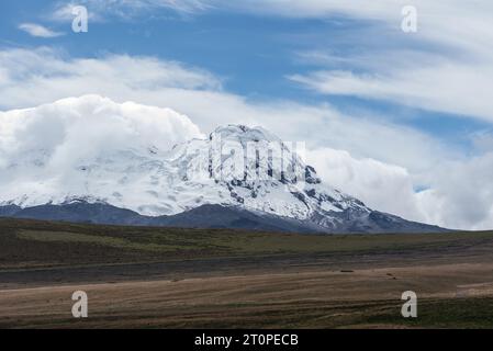 Vulkan Antisana in Ecuador. Das Grasland, der Paramo liegt über der Baumgrenze und war an diesem Tag sehr windig Stockfoto