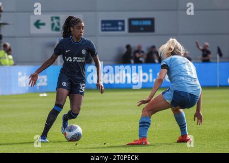 Manchester, Großbritannien. Oktober 2023. Manchester, England, 8. Oktober 2023: Ashley Lawrence (12 Chelsea) am Ball während des Spiels der Barclays FA Womens Super League zwischen Manchester City und Chelsea im Joie Stadium in Manchester, England (Natalie Mincher/SPP) Credit: SPP Sport Press Photo. /Alamy Live News Stockfoto