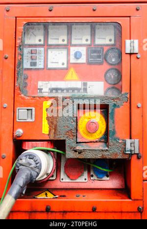 Manometer eines dieselbetriebenen Stromerzeugers. Stockfoto