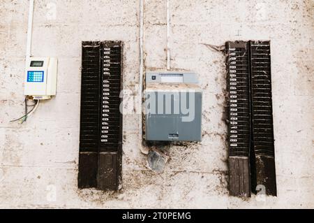 Taktung in Zeitmaschine in einer verlassenen Fabrik Stockfoto