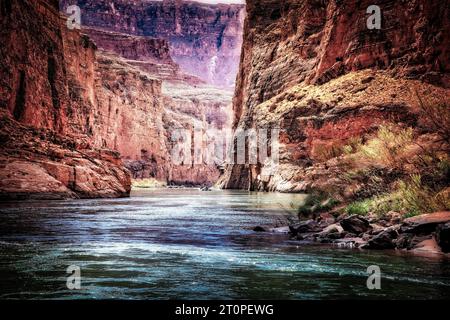 Rafting flussabwärts von der Red Wall Cavern entlang des Colorado River im Grand Canyon von Arizona. Stockfoto