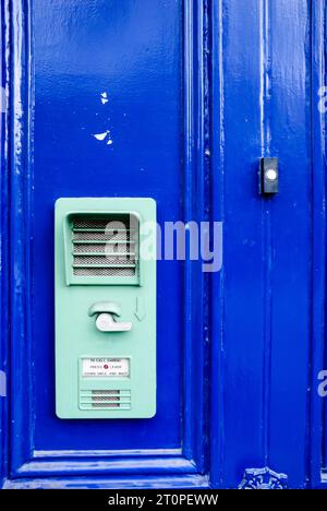 Rufen Sie Glocke Gegensprechanlage auf eine blaue Tür, häufig auf ländlichen Gardai (irische Polizei) Stationen Stockfoto