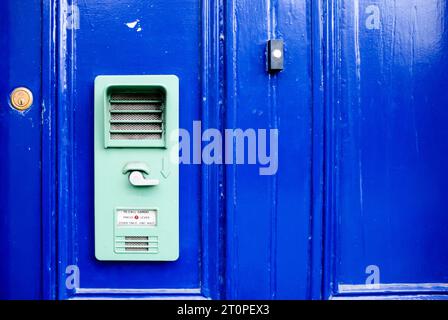 Rufen Sie Glocke Gegensprechanlage auf eine blaue Tür, häufig auf ländlichen Gardai (irische Polizei) Stationen Stockfoto