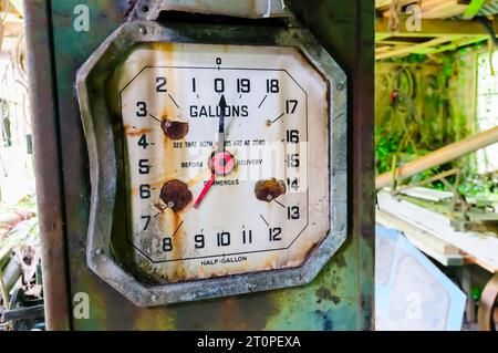 Gebrochene, alte Zapfsäule in einer verlassenen Werkstatt Stockfoto