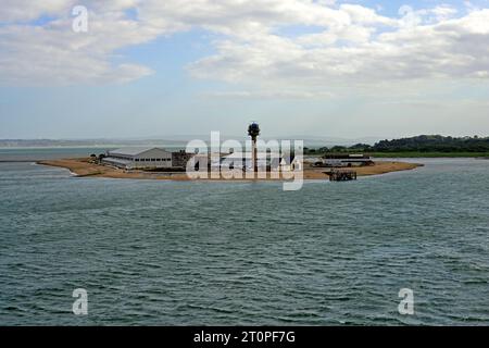 Calshot Spit aus Southampton Water mit sichtbarer Isle of Wight, Calshot Castle, Lifeboat Station und Coastguard Control Tower. Stockfoto