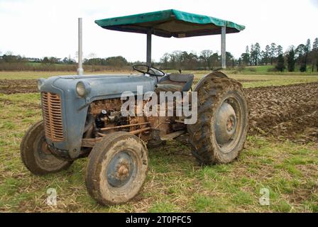 Vingage-Traktor auf einem gepflügten Feld Stockfoto