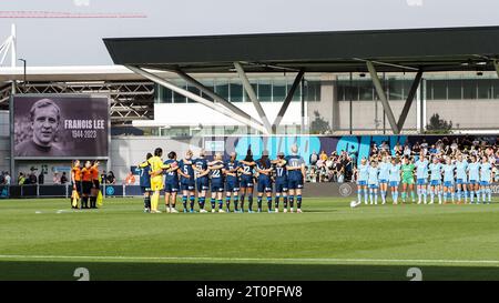 Manchester, Großbritannien. Oktober 2023. Manchester, England, 8. Oktober 2023: Eine Schweigeminute für Francis Lee während des Spiels der Barclays FA Womens Super League zwischen Manchester City und Chelsea im Joie Stadium in Manchester, England (Natalie Mincher/SPP) Credit: SPP Sport Press Photo. /Alamy Live News Stockfoto