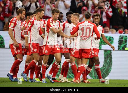 MÜNCHEN – 08. OKTOBER: Kingsley Coman von Bayern München feiert beim Bundesliga-Spiel zwischen dem FC Bayern München und dem Sport-Club Freiburg am 08. Oktober 2023 in München das Tor mit 1:0. © diebilderwelt / Alamy Live News Stockfoto