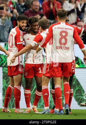 MÜNCHEN – 08. OKTOBER: Kingsley Coman von Bayern München feiert beim Bundesliga-Spiel zwischen dem FC Bayern München und dem Sport-Club Freiburg am 08. Oktober 2023 in München das Tor mit 1:0. © diebilderwelt / Alamy Live News Stockfoto