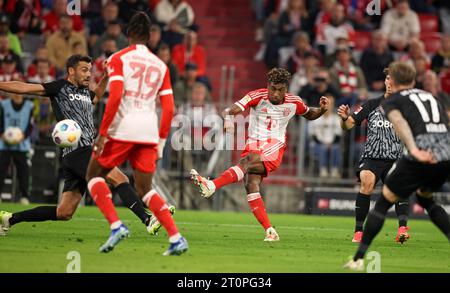 MÜNCHEN - 08. OKTOBER: Kingsley Coman von Bayern München erzielt beim Bundesliga-Spiel zwischen dem FC Bayern München und dem Sport-Club Freiburg am 08. Oktober 2023 in der Allianz Arena in München das Tor mit 3:0. © diebilderwelt / Alamy Live News Stockfoto