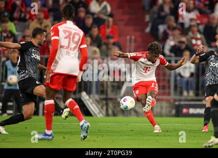 MÜNCHEN - 08. OKTOBER: Kingsley Coman von Bayern München erzielt beim Bundesliga-Spiel zwischen dem FC Bayern München und dem Sport-Club Freiburg am 08. Oktober 2023 in der Allianz Arena in München das Tor mit 3:0. © diebilderwelt / Alamy Live News Stockfoto