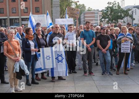 Solidaritätsveranstaltung für Israel nach dem Hamas-Angriff auf den Roncaliplatz in Köln Stockfoto