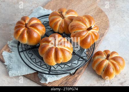 Kürbisbrötchen Brot mit Gewürzen auf braunem Hintergrund. Thanksgiving Food Konzept. Herbstkonzept. Stockfoto