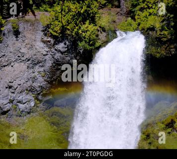 Der Aussichtspunkt zeigt die rauschenden Sahalie Falls. Rainbow hat sich an der Basis der Fälle im Nebel gebildet. Wasserfälle gibt es in Oregon. Stockfoto