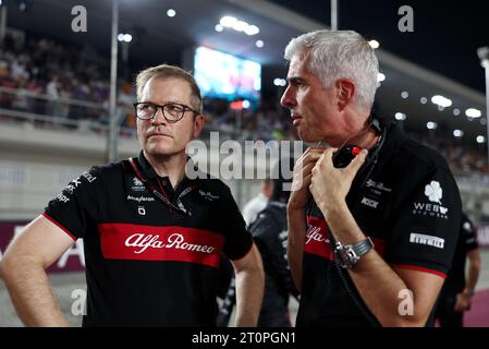 Doha, Katar. Oktober 2023. (L bis R): Andreas Seidl (GER) sauber Group Chief Executive Officer mit Alessandro Alunni Bravi (ITA) Alfa Romeo F1 Team Managing Director und Team Representative in der Startaufstellung. Formel-1-Weltmeisterschaft, Rd 18, großer Preis von Katar, Sonntag, 8. Oktober 2023. Doha, Katar. Quelle: James Moy/Alamy Live News Stockfoto