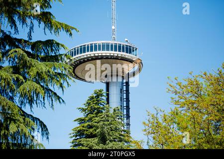 Nahaufnahme eines Sendeturms von Faro de Moncloa in Madrid Stockfoto