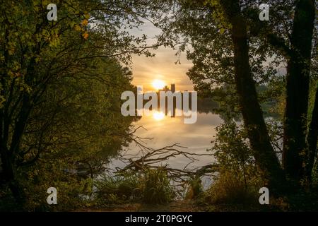 Sonnenuntergang hinter Ely Cathedral, vom Roswell Pits Nature Reserve Stockfoto