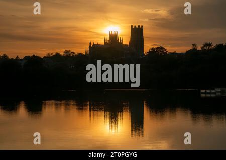 Sonnenuntergang hinter Ely Cathedral, vom Roswell Pits Nature Reserve Stockfoto