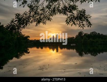 Sonnenuntergang hinter Ely Cathedral, vom Roswell Pits Nature Reserve Stockfoto