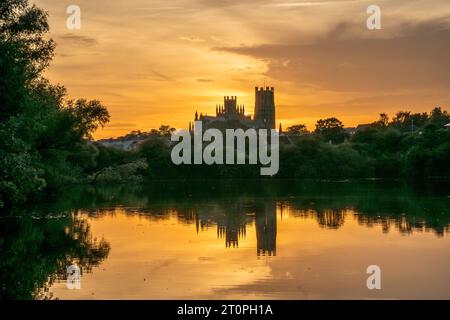 Sonnenuntergang hinter Ely Cathedral, vom Roswell Pits Nature Reserve Stockfoto