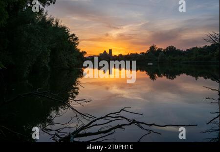 Sonnenuntergang hinter Ely Cathedral, vom Roswell Pits Nature Reserve Stockfoto