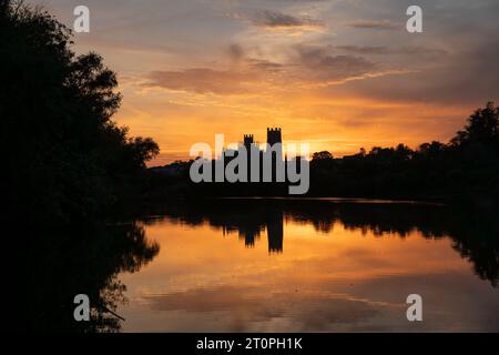 Sonnenuntergang hinter Ely Cathedral, vom Roswell Pits Nature Reserve Stockfoto