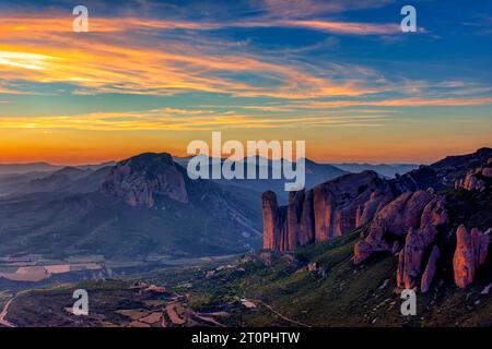 Mallos de Riglos Felsen bei Sonnenuntergang, Provinz Huesca, Aragon, Spanien. Stockfoto