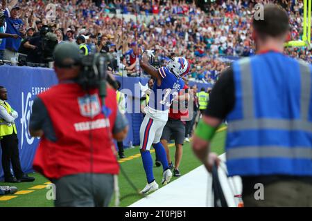 Tottenham Hotspur Stadium, London, Großbritannien. Oktober 2023. NFL UK Football, Jacksonville Jaguars gegen Buffalo Bills; Buffalo Bills Wide Receiver Gabe Davis feiert einen Touchdown, aber ein Passinterferenzfoul wird gegen sein Team ausgegeben. Beschreibung: Action Plus Sports/Alamy Live News Stockfoto