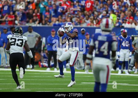 Tottenham Hotspur Stadium, London, Großbritannien. Oktober 2023. NFL UK Football, Jacksonville Jaguars gegen Buffalo Bills; Buffalo Bills Wide Receiver Gabe Davis fängt den Ball. Beschreibung: Action Plus Sports/Alamy Live News Stockfoto