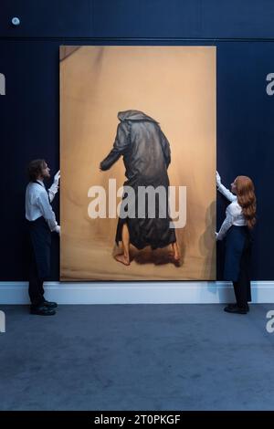 London, Großbritannien. Oktober 2023. LONDON, VEREINIGTES KÖNIGREICH - 06. OKTOBER 2023: Mitarbeiter der Galerie sehen sich ein Gemälde von Michael Borremans, The Shaker, 2016, geschätzte £ 500.000 - 700.000, während eines Fotoanrufs im Auktionshaus Sotheby's an, das die Höhepunkte der Frieze Week Sales in London, Großbritannien, am 06. Oktober 2023 zeigt. Die Kunstwerke werden vom 7. Bis 11. Oktober in Sotheby's Auktionshaus zu sehen sein, bevor sie während der Now und Contemporary Evening Auktionen am 12. Oktober angeboten werden. (Foto: Wiktor Szymanowicz/NurPhoto) Credit: NurPhoto SRL/Alamy Live News Stockfoto