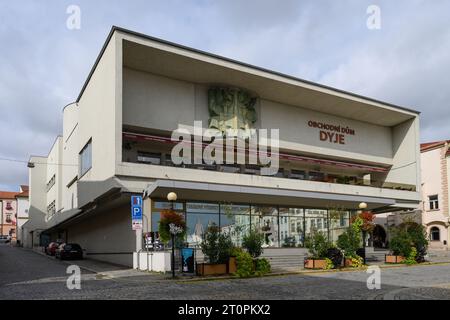 Znojmo, Mähren, Tschechische Republik - September 30 2023: Kaufhaus Dyje Brutalist Building entworfen von Bohuslav Fuchs. Stockfoto