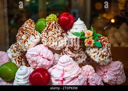 Wunderschön dekorierte Ladenfronten mit Eis, Süßigkeiten und lokalen Produkten in Annecy Stadt, Haute Savoie, in Frankreich Stockfoto