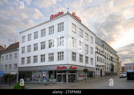 Znojmo, Mähren, Tschechische Republik - September 30 2023: Außenansicht des Bata Schuhgeschäfts am Horni Namesti Platz. Stockfoto