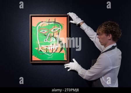 London, Großbritannien. Oktober 2023. LONDON, VEREINIGTES KÖNIGREICH - 06. OKTOBER 2023: Ein Mitarbeiter der Galerie betrachtet ein Gemälde von Andy Warhol & Jean-Michel Basquiat, Collaboration, 1982-1985, geschätzte £ 1.000.000 - 1.500.000 während eines Fotobesuchs im Christie's Auktionshaus, das die Höhepunkte des 20./21. Jahrhunderts Abendverkaufs am 06. Oktober 2023 in London, Großbritannien, zeigt. (Foto: Wiktor Szymanowicz/NurPhoto) Credit: NurPhoto SRL/Alamy Live News Stockfoto