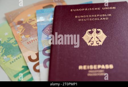 Ein Ausweisdokument der Europäischen Union EU: Ein Reisepass der Bundesrepublik Deutschland. Darunter das Zahlungsmittel in der Europäischen Union EU in Form von verschiedenen Euro-Geldscheinen. Ein Ausweisdokument der Europäischen Union EU: Ein Reisepass der Bundesrepublik Deutschland. Darunter das Zahlungsmittel in der Europäischen Union EU in Form von verschiedenen Euro-Geldscheinen. *** Ein Identitätsdokument der Europäischen Union EU Ein Reisepass der Bundesrepublik Deutschland unter dem Zahlungsmittel in der Europäischen Union EU in Form verschiedener Euro-Banknoten ein Identitätsdokument von Stockfoto