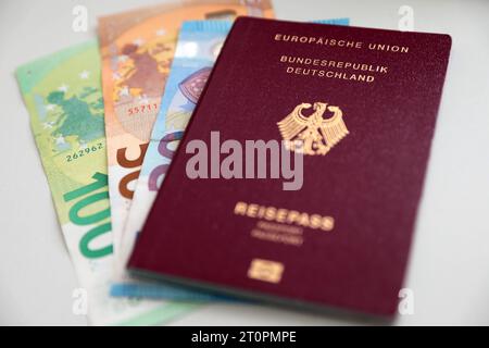 Ein Ausweisdokument der Europäischen Union EU: Ein Reisepass der Bundesrepublik Deutschland. Darunter das Zahlungsmittel in der Europäischen Union EU in Form von verschiedenen Euro-Geldscheinen. Ein Ausweisdokument der Europäischen Union EU: Ein Reisepass der Bundesrepublik Deutschland. Darunter das Zahlungsmittel in der Europäischen Union EU in Form von verschiedenen Euro-Geldscheinen. *** Ein Identitätsdokument der Europäischen Union EU Ein Reisepass der Bundesrepublik Deutschland unter dem Zahlungsmittel in der Europäischen Union EU in Form verschiedener Euro-Banknoten ein Identitätsdokument von Stockfoto