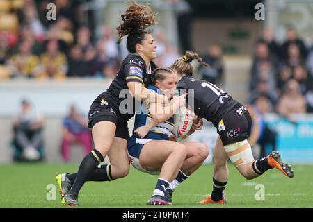 York, Großbritannien. Oktober 2023. LNER Community Stadium, York, North Yorkshire, 8. Oktober 2023. Betfred Womens Super League Grand Final York Valkyrie V Leeds Rhinos Caitlin Beevers of Leeds Rhinos Women Tackle by Savannah Andrade und Georgie Hetherington of York Valkyrie Credit: Touchlinepics/Alamy Live News Stockfoto