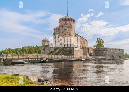 Savonlinna, Finnland - 23. Juli 2014 - Olavinlinna (St. Olaf's Castle) ist eine Burg mit drei Türmen, die im 15. Jahrhundert erbaut wurde Stockfoto