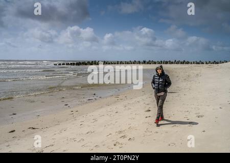 Strandwanderung, Südcap, Sandstrand, Nordsee, Hörnum, Sylt, Schleswig-Holstein, Deutschland *** Strandspaziergang, südkap, Sandstrand, Nordsee, Hörnum, Sylt, Schleswig Holstein, Deutschland Credit: Imago/Alamy Live News Stockfoto