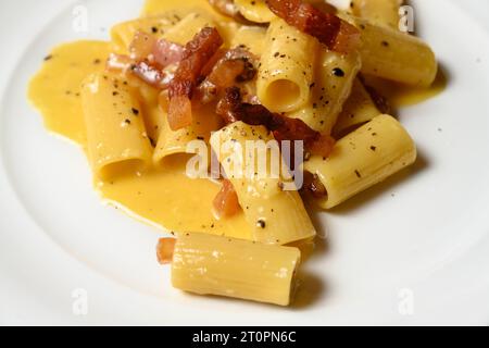 Rigatoni Carbonara Pasta mit Eiern, Pecorino Romano und Guanciale im römischen oder Lazio-Stil Stockfoto