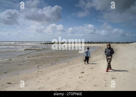 Strandwanderung, Südcap, Sandstrand, Nordsee, Hörnum, Sylt, Schleswig-Holstein, Deutschland *** Strandspaziergang, südkap, Sandstrand, Nordsee, Hörnum, Sylt, Schleswig Holstein, Deutschland Credit: Imago/Alamy Live News Stockfoto