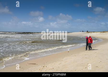 Strandwanderung, Südcap, Sandstrand, Nordsee, Hörnum, Sylt, Schleswig-Holstein, Deutschland *** Strandspaziergang, südkap, Sandstrand, Nordsee, Hörnum, Sylt, Schleswig Holstein, Deutschland Credit: Imago/Alamy Live News Stockfoto