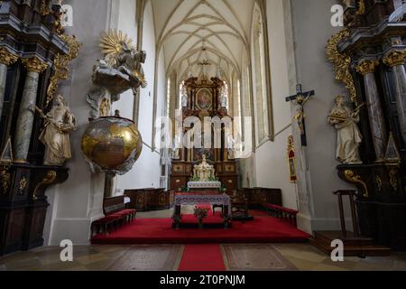 Znojmo St. Nikolaus Kirche oder Chram Kostel Svateho Mikulase Innenraum mit Altar Stockfoto