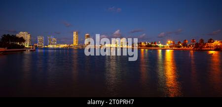 Panoramafoto von Miami bei Nacht. Bayside Marketplace Miami Downtown hinter MacArthur Causeway vom Venetian Causeway. Stockfoto