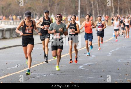 Läufer beim Royal Victoria Marathon am 8. Oktober 2023 in Victoria, British Columbia, Kanada. Stockfoto