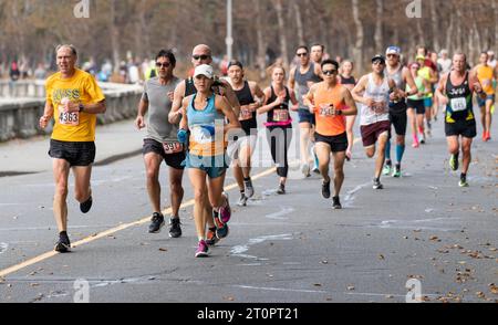 Läufer beim Royal Victoria Marathon am 8. Oktober 2023 in Victoria, British Columbia, Kanada. Stockfoto