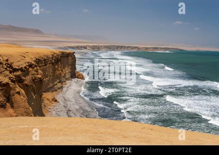 Blick auf die Küste und den Pazifischen Ozean in Paracas, Peru Stockfoto